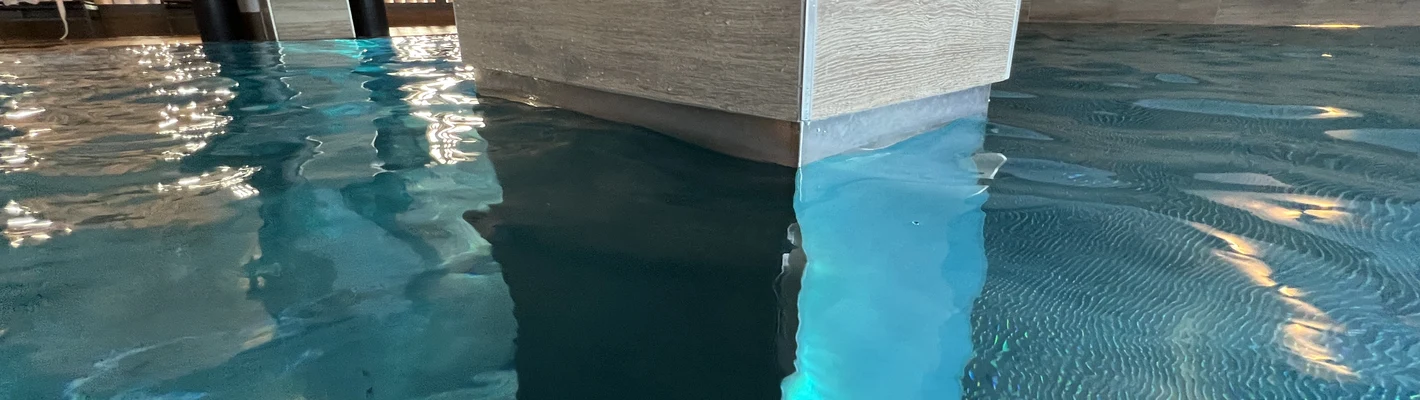 LED-Schienen und Lichtboxen für Schwimmhallen