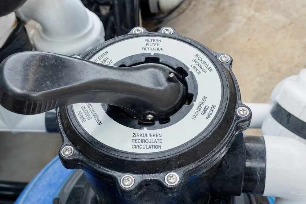 Hebel des Mehrwegeventils mit beschrifteten Stellungen am Poolfilter