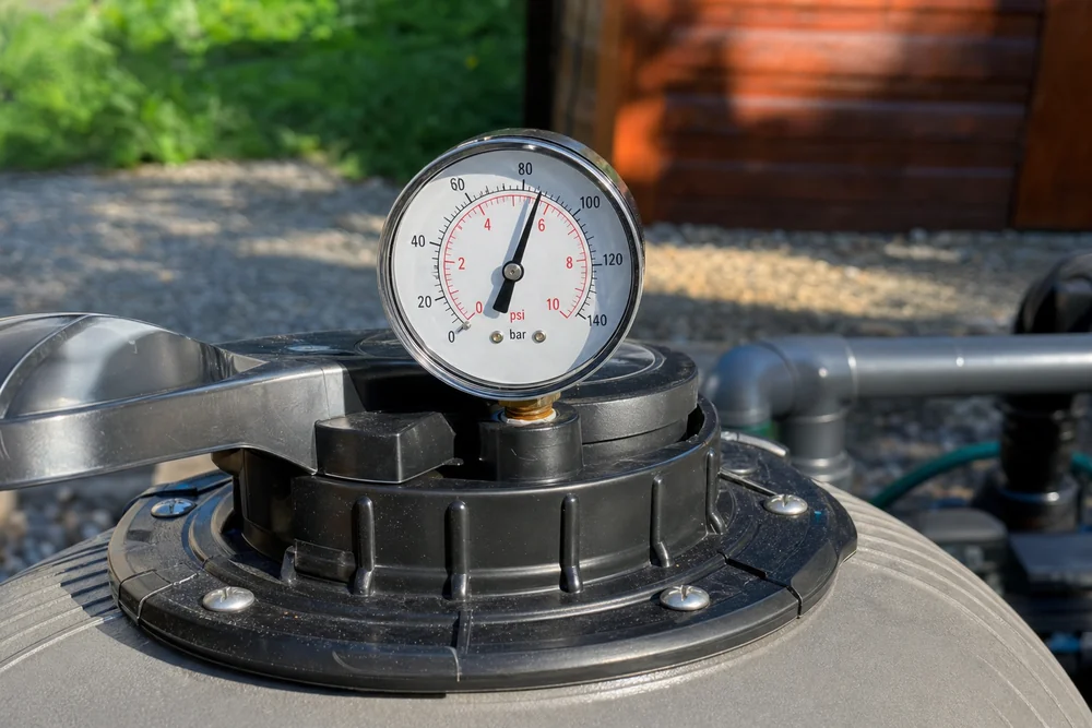 Manometer am Sandfilter zur Kontrolle des Filterdrucks