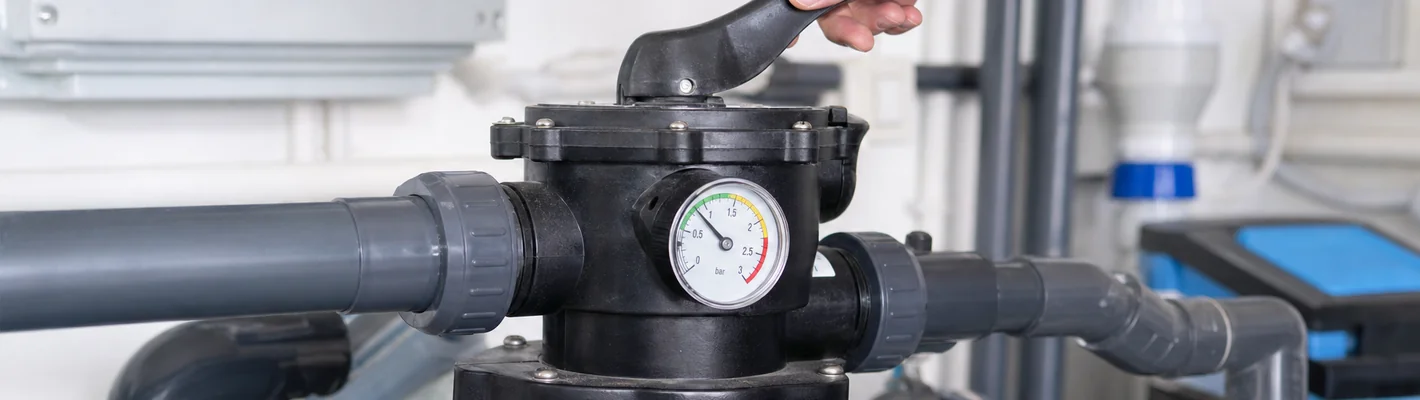 6-Wege-Ventil am Sandfilter mit den Stellungen Filtern, Rückspülen und Nachspülen