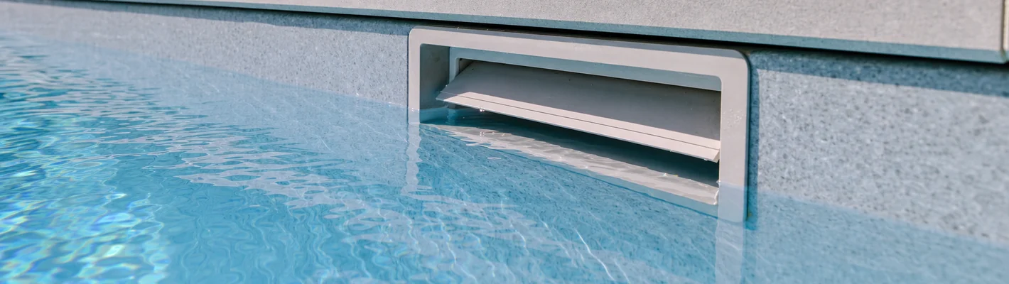 Skimmer am Pool, der Luft zieht und dessen Klappe klemmt Skimmer am Pool, der Luft zieht und dessen Klappe klemmt