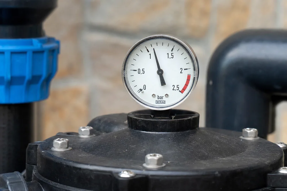 Detailaufnahme eines Filterdruck-Manometers mit bar-Skala am Poolfilter