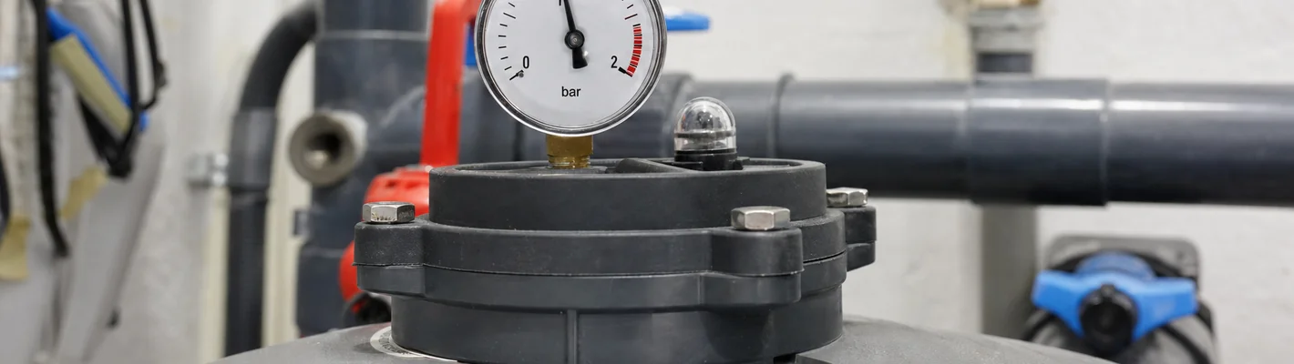 Manometer am Sandfilter zeigt den Startdruck der Poolfilteranlage