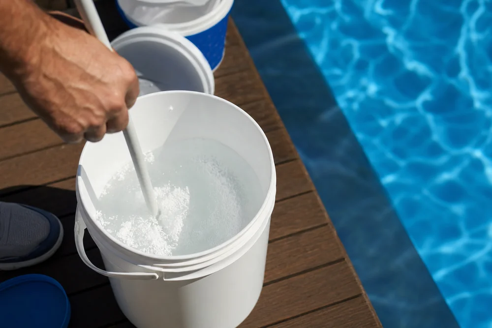 Chlorgranulat wird in einem Eimer mit Wasser vorgelöst