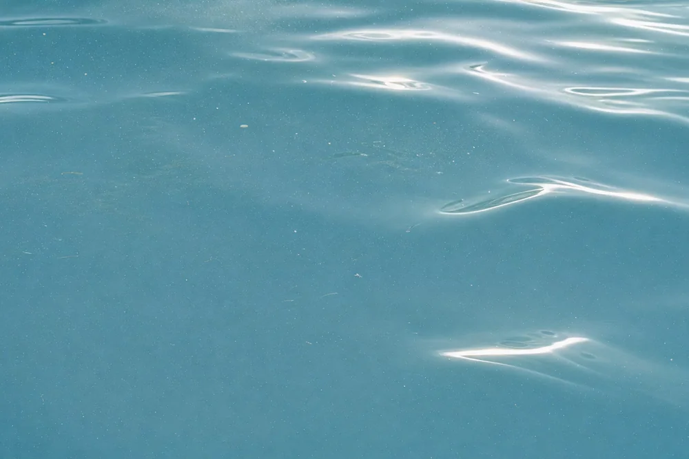 Nahaufnahme von trübem Poolwasser mit feinen Schwebeteilchen
