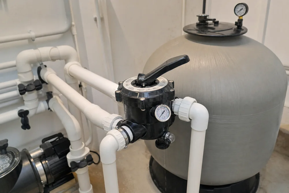 Sandfilteranlage am Pool während der Filtration