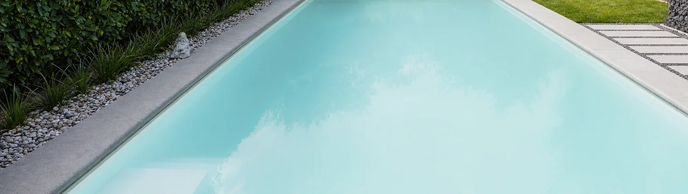 Trübes, milchiges Poolwasser im Vergleich zu klarem Wasser