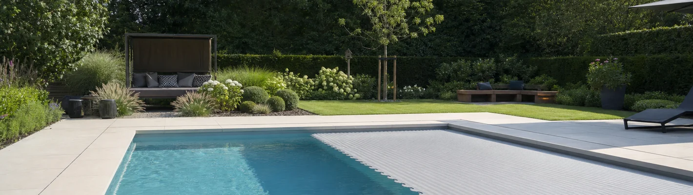 Unterflur-Rollladenabdeckung fährt über die Wasseroberfläche eines modernen Pools