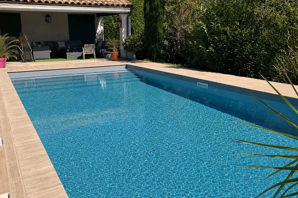 Klares aufgeklartes Poolwasser nach erfolgreicher Behandlung