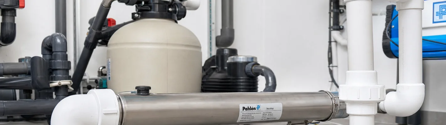 Edelstahl-Wärmetauscher für den Pool in der Technikinstallation