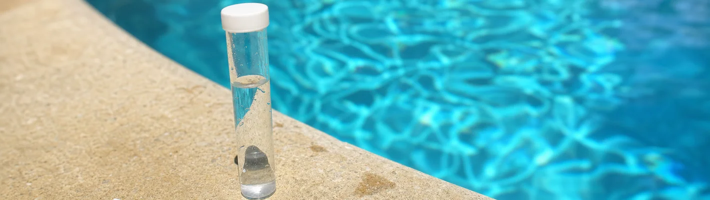 Klares Poolwasser mit Wassertest zur Bestimmung der Calciumhärte