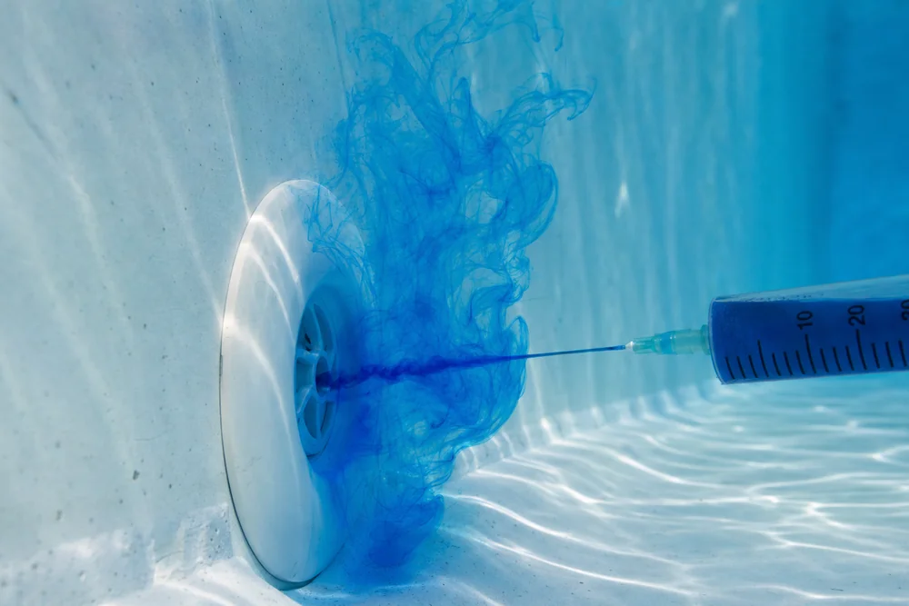 Lecksuche an der Poolfolie mit Lebensmittelfarbe und Spritze