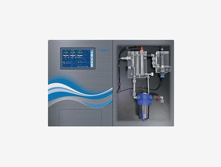 Bayrol Dosieranlage mit Touchdisplay und Mess-Armatur im Wandschrank
