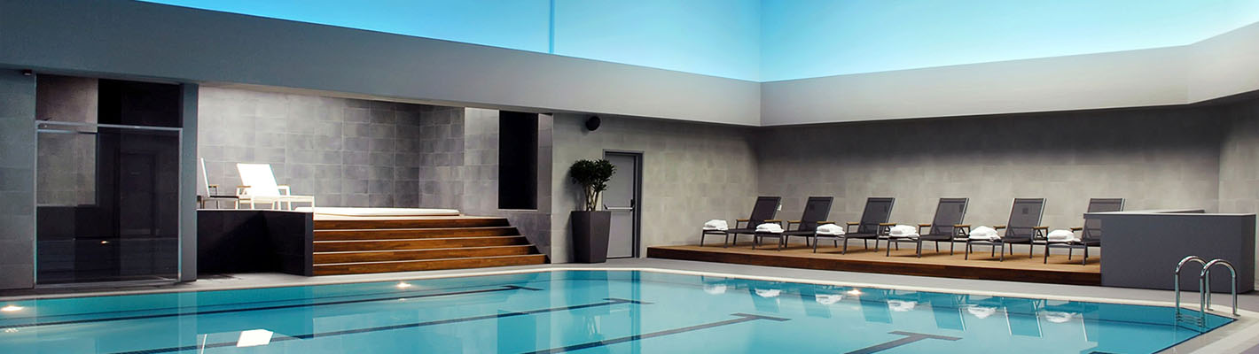 Luftentfeuchtung in einer modernen Schwimmhalle Moderne Schwimmhalle mit Luftentfeuchtungsanlage für optimale Raumluft