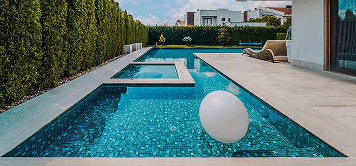 lumineszierende Poolfliesen bei Tag