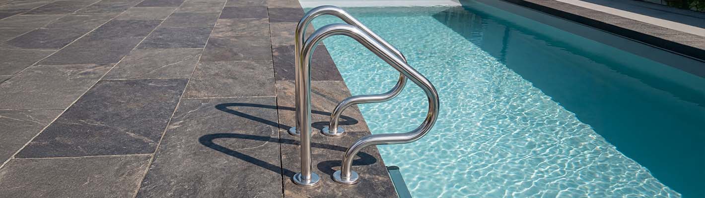 Geteilte Leiter mit Haltegriff für Pool