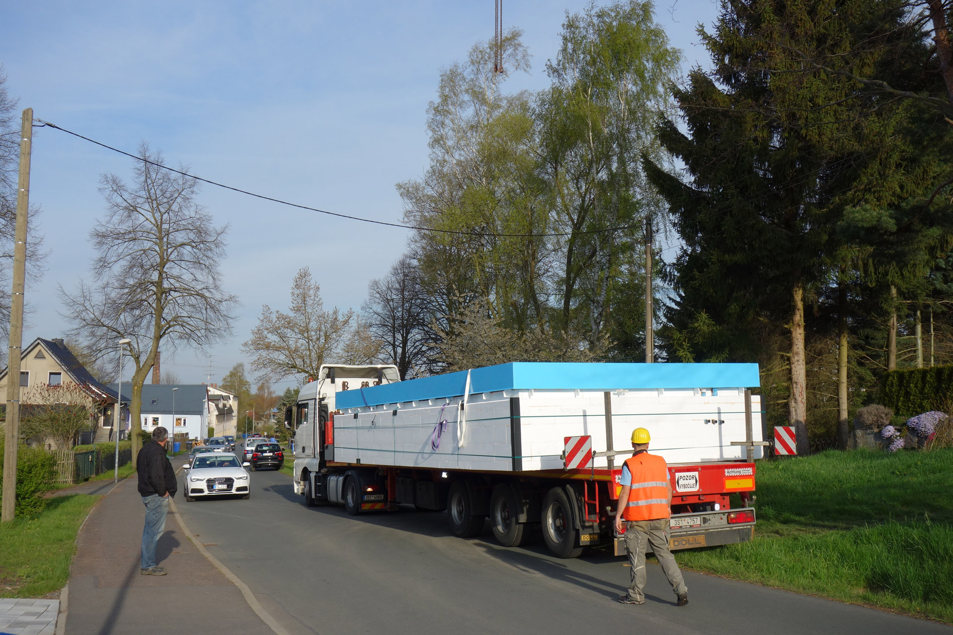 PP-Pool Schwertransport: Anlieferung des Beckens