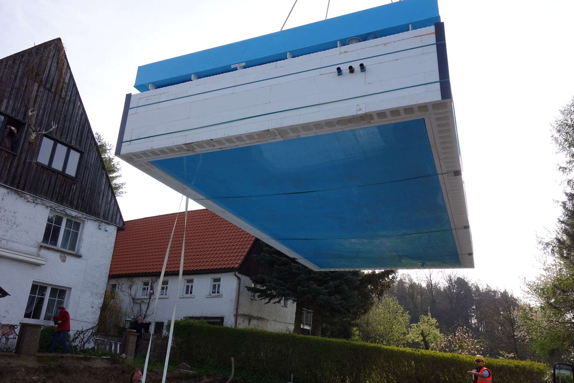 PP-Pool Schwertransport: Becken am Kran