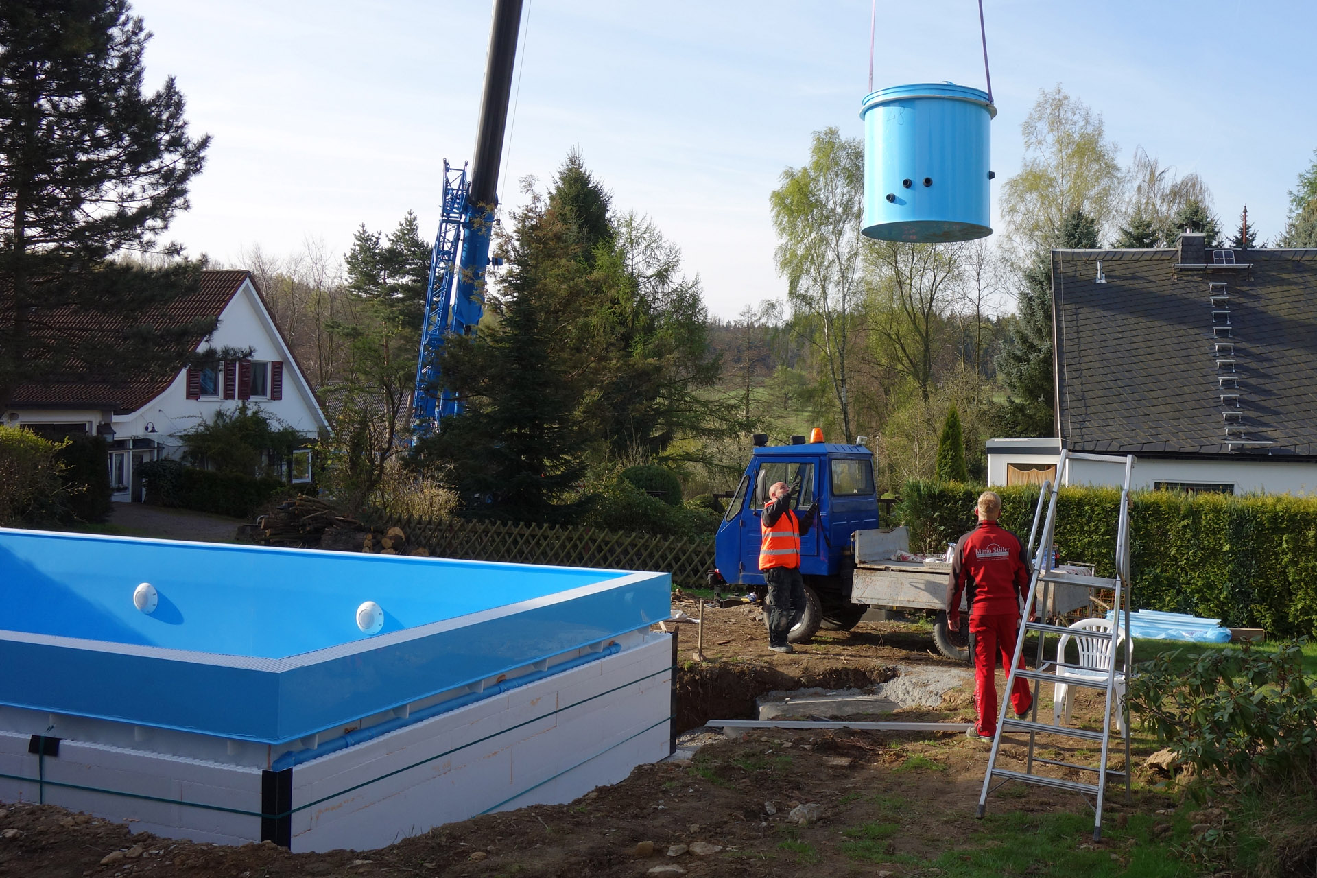 PP-Pool Schwertransport: Ausrichten des Beckens