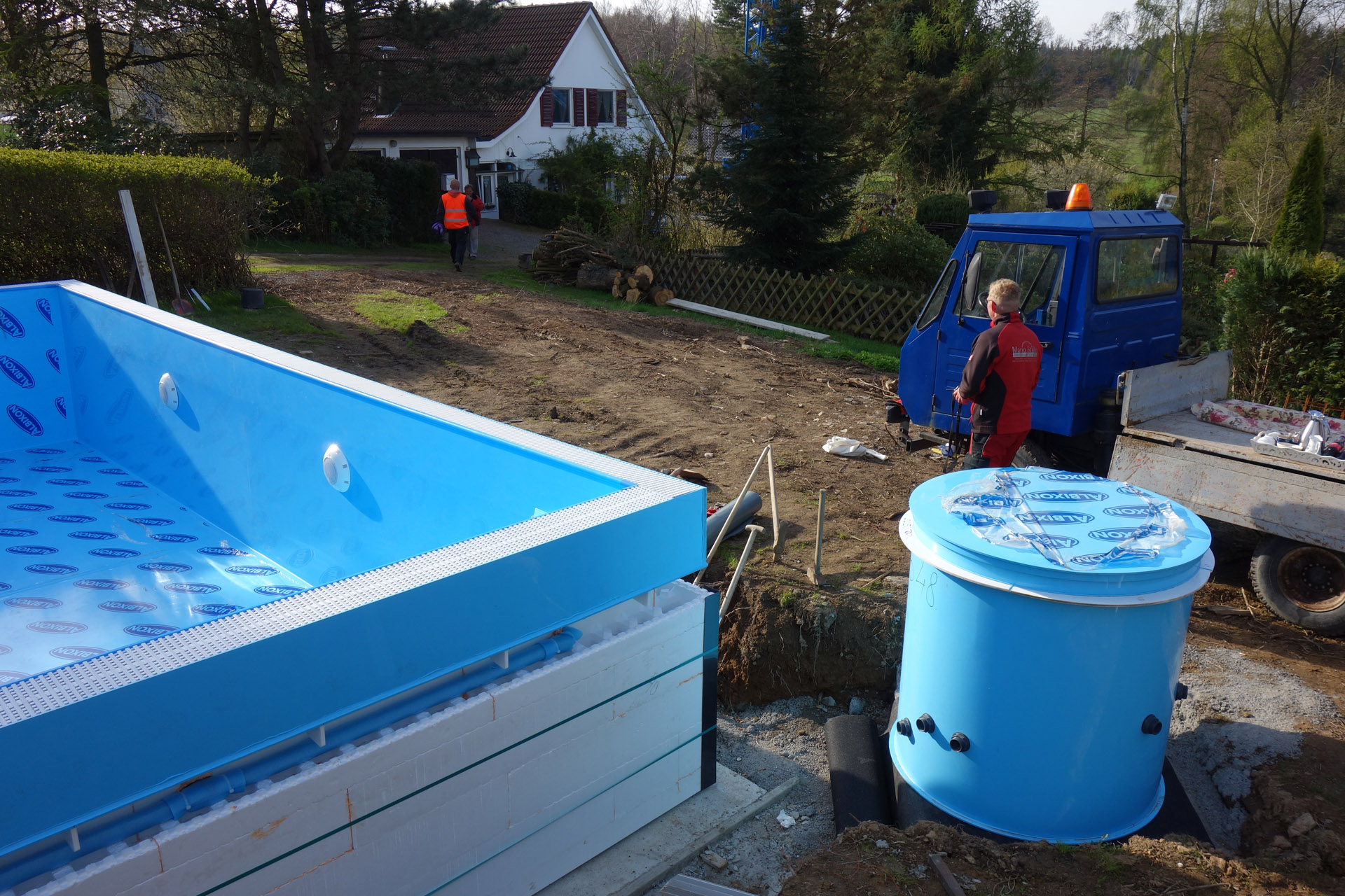 PP-Pool Schwertransport: Becken in der Baugrube