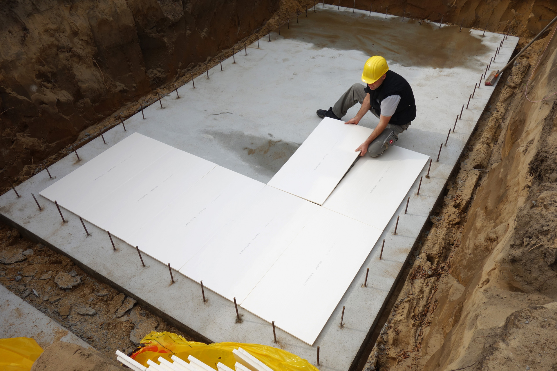 Mobilkran hebt das Polypropylen-Becken an