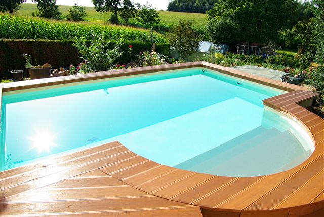 Holzdeck um Pool