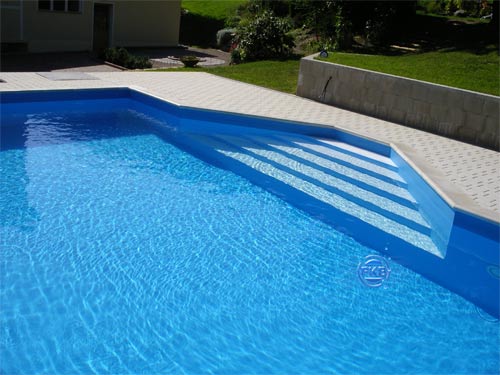 Treppenauskleidung weißer Trittschutz