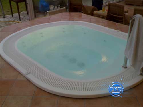 Whirlpool-SPA MANDURA mit Überlaufrinne und hellblauem Wasser, Handtuch am Beckenrand