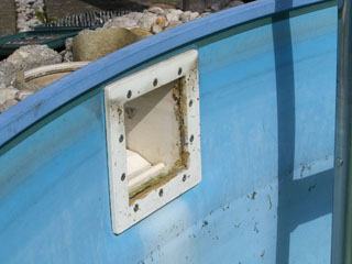 Detailansicht eines alten, verschmutzten Skimmers in einem blauen Stahlwandbecken