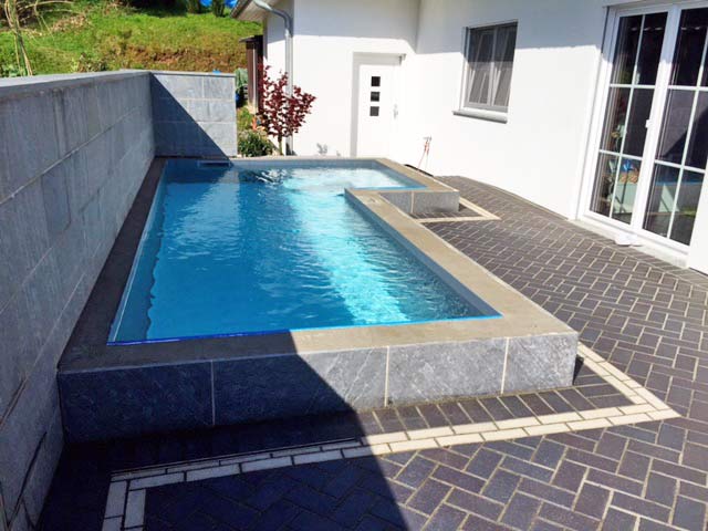 Betonbecken 2,5x6x1,5m mit gerader Treppe und Seiteneinstieg