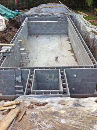 Betonschalsteine Schwimmbecken