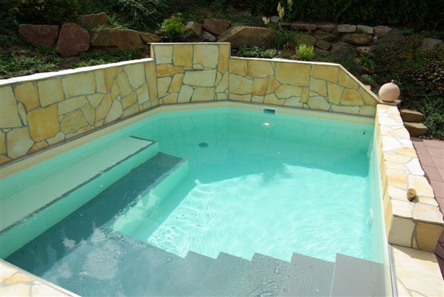 Schwimmbecken mit Treppe und Sitzpodest