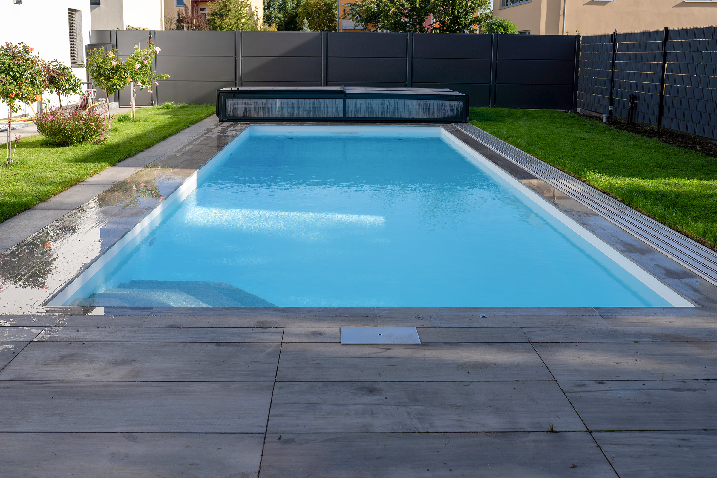 Betonpool mit Luftsprudelsitzbank und Poolüberdachung