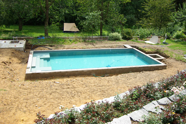 Schwimbecken mit gerader Treppe