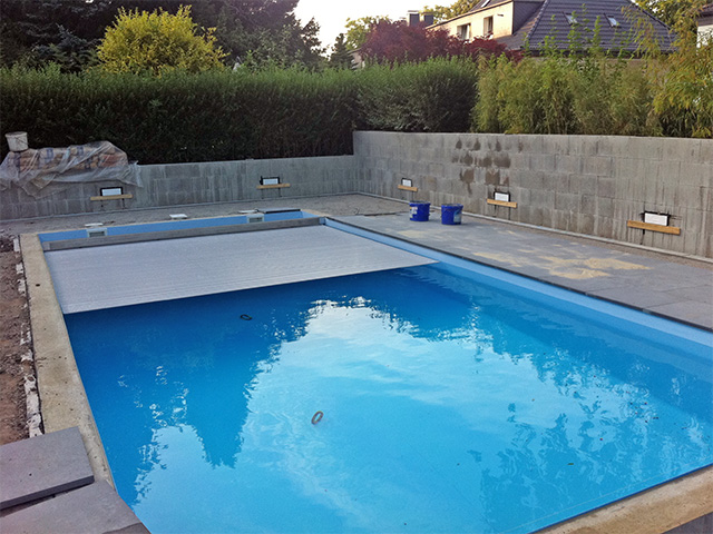 Schwimmbad 4x8x1,5m mit öffnenden Rollladen 