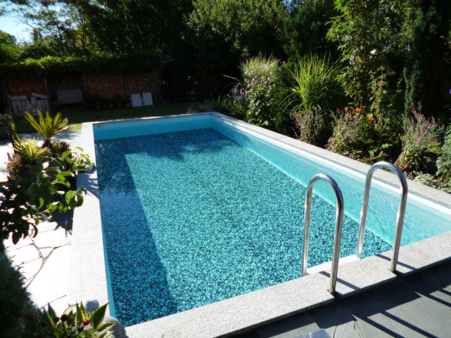 Schwimmbad mit Leiter und Folienauskleidung