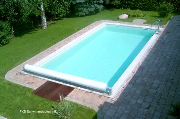Schwimmbecken mit Isolierabdeckung