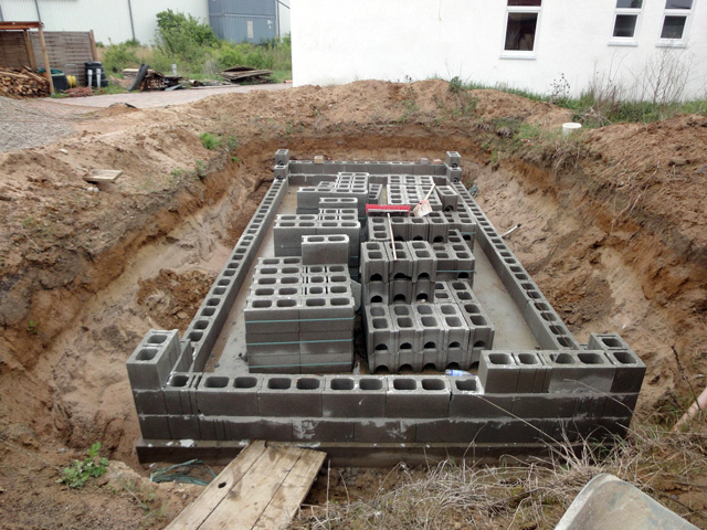 Betonschalsteine und Bodenplatte