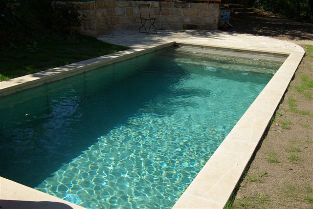 Unterwasserscheinwerfer Betonbecken