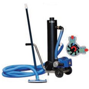 Blauer Teichschlammsauger mit Teleskopstange, Saugbürste und Schlauch, daneben ein Funktionsschema.