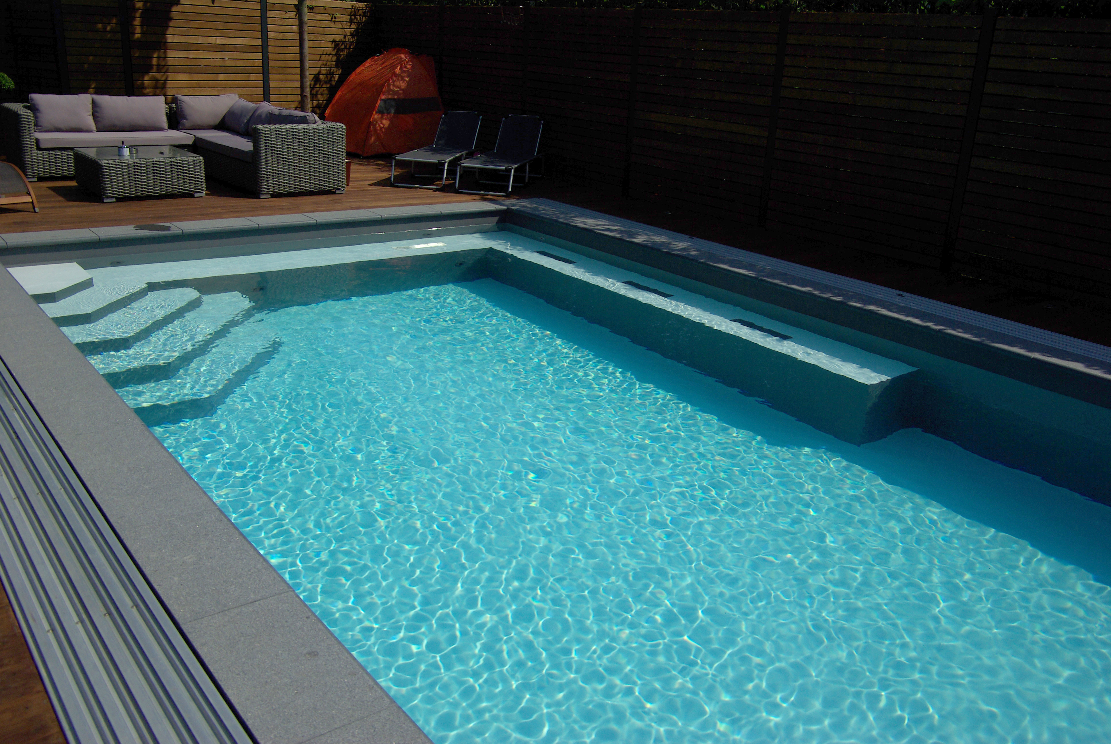 innenliegende Ecktreppe und Sitzpodest mit Luftsprudel