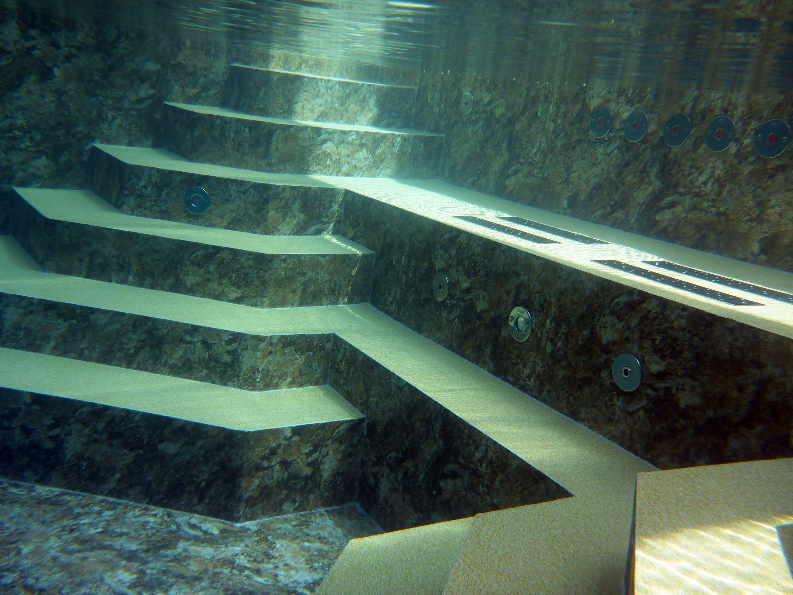 Unterwasseransicht der Ecktreppen und des Podests eines Schwimmbeckens mit Alkorplan 3D Touch Folie