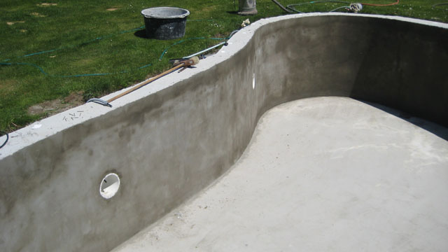 Rohbau eines Freiformbeckens mit Treppe und Einbauteilen, bereit für die Beckensanierung