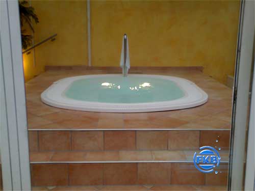 Eingelassener Whirlpool-SPA MANDURA mit gefliestem Rand und Treppenstufen