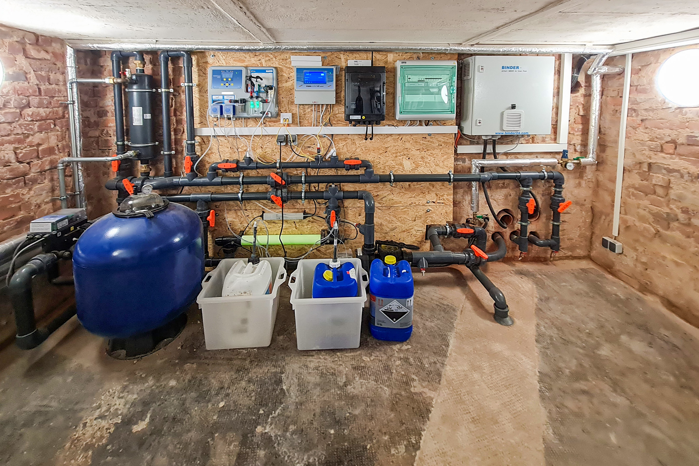 Technikraum mit Filteranlage, Dosiersystem und Steuerungseinheiten für den Betonpool