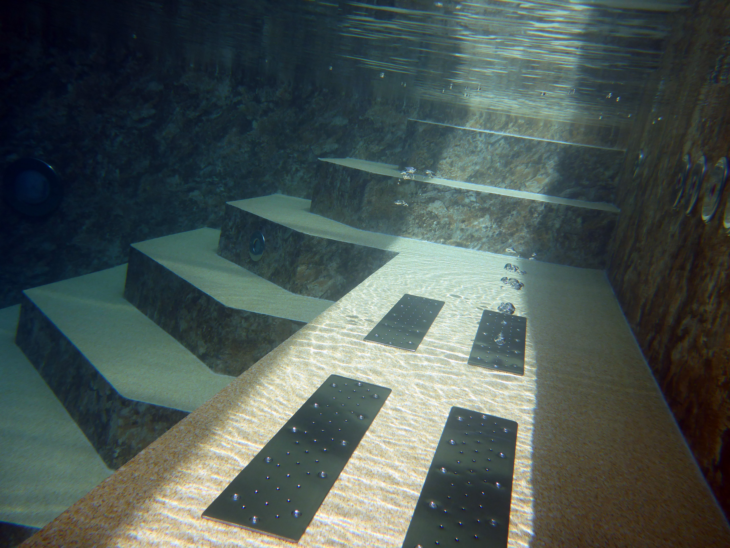 Unterwasseransicht der Ecktreppen und des Podests mit Alkorplan 3D Touch Folie im Schwimmbecken