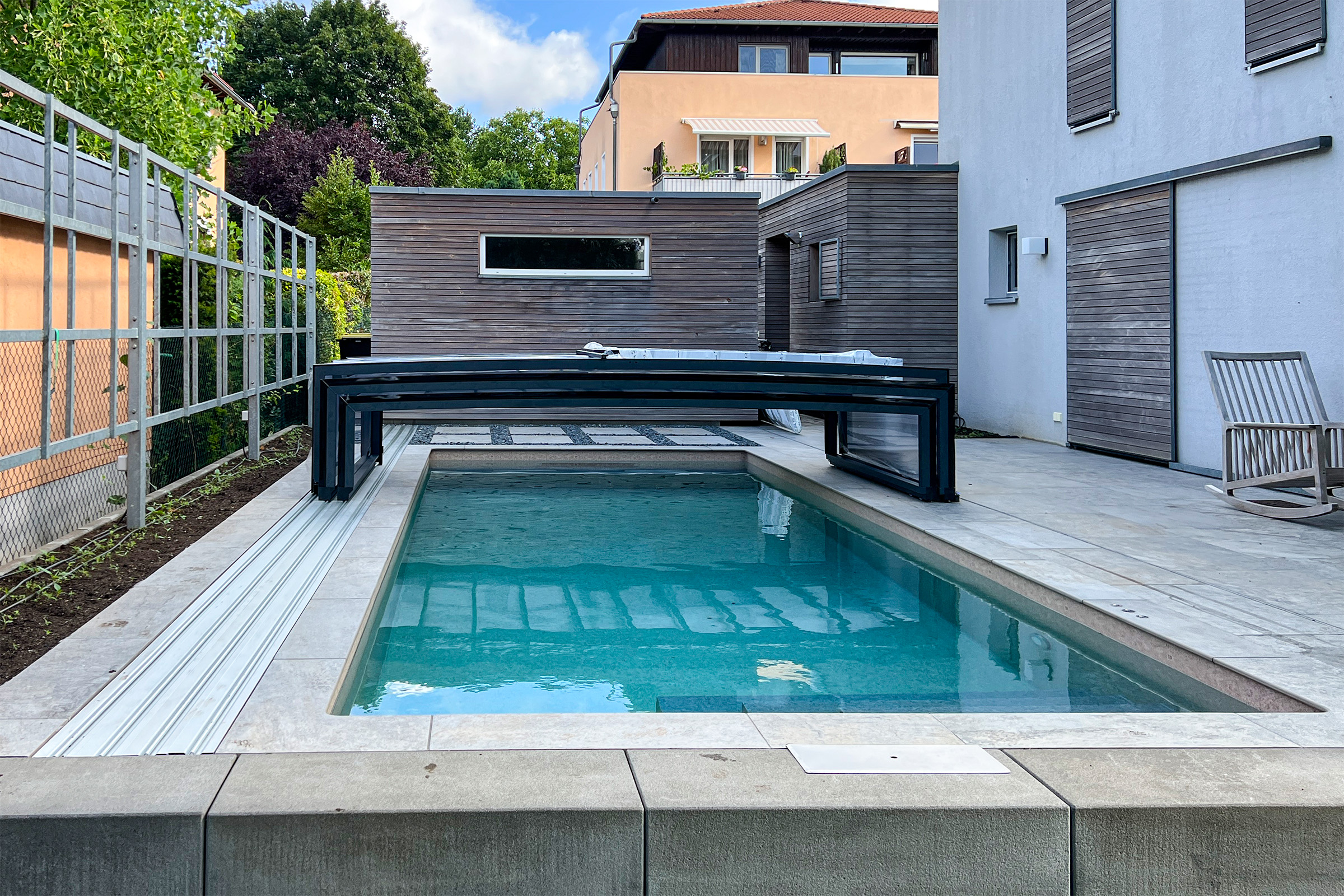 Betonschwimmbecken mit Aluna Exclusive Line Poolueberdachung