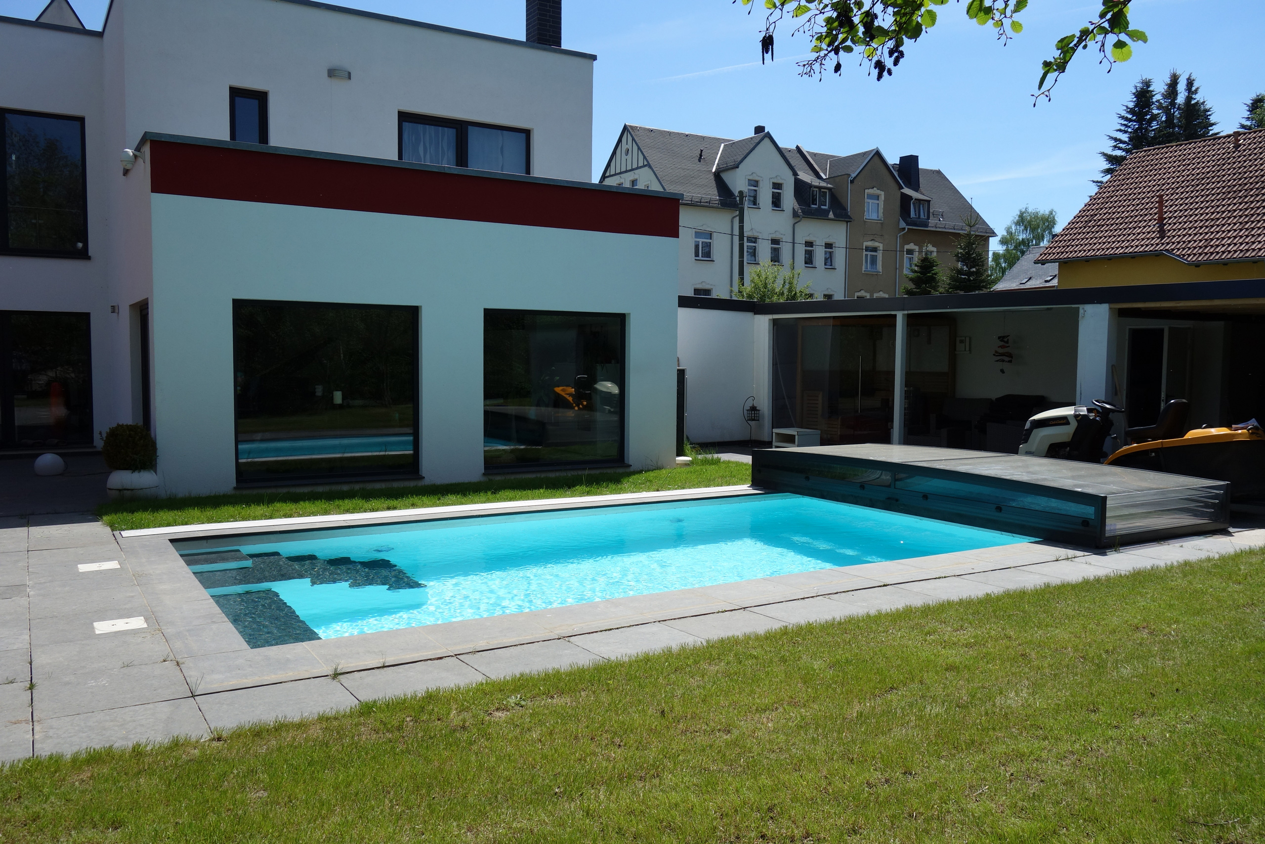 Betonbecken 3,5x6,7x1,40m mit Ecktreppe, Podest und Überdachung Casablanca Infinity im Garten