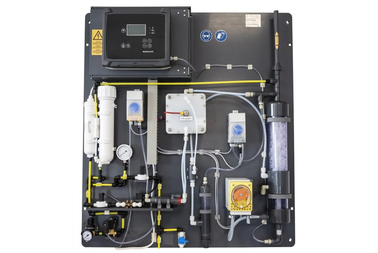Membrano EC Membranzellen-Elektrolyse System auf schwarzer Montageplatte mit Display und Schläuchen