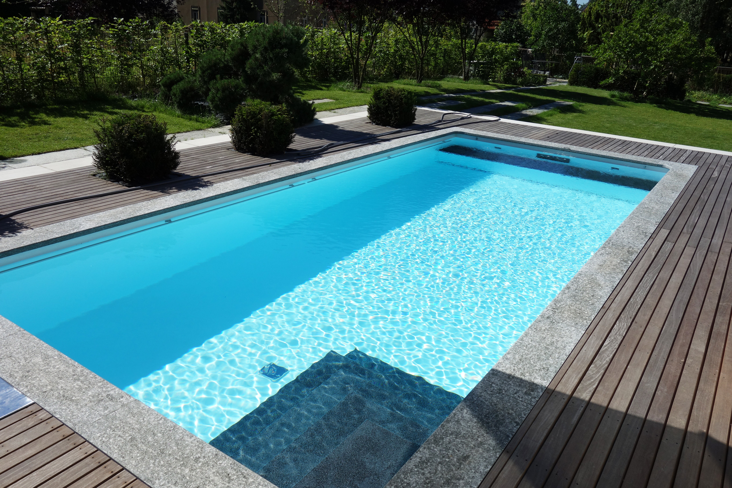 Rechteckbecken 3,5x8x1,5m mit Ecktreppe, Podest und Unterflurabdeckung